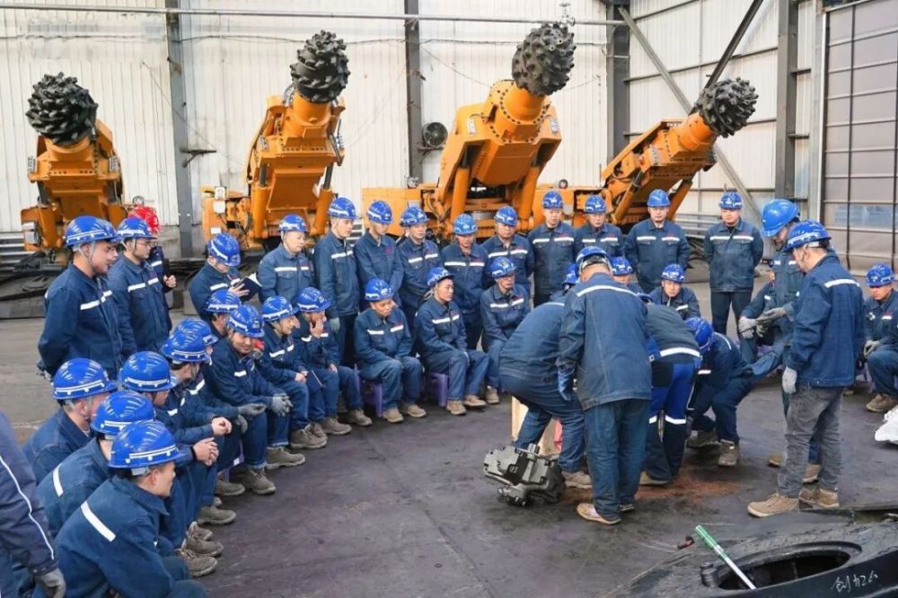 (8)2024年12月川南建工首支综掘维护检修技师团队在大同综掘机厂家技术培训.jpg